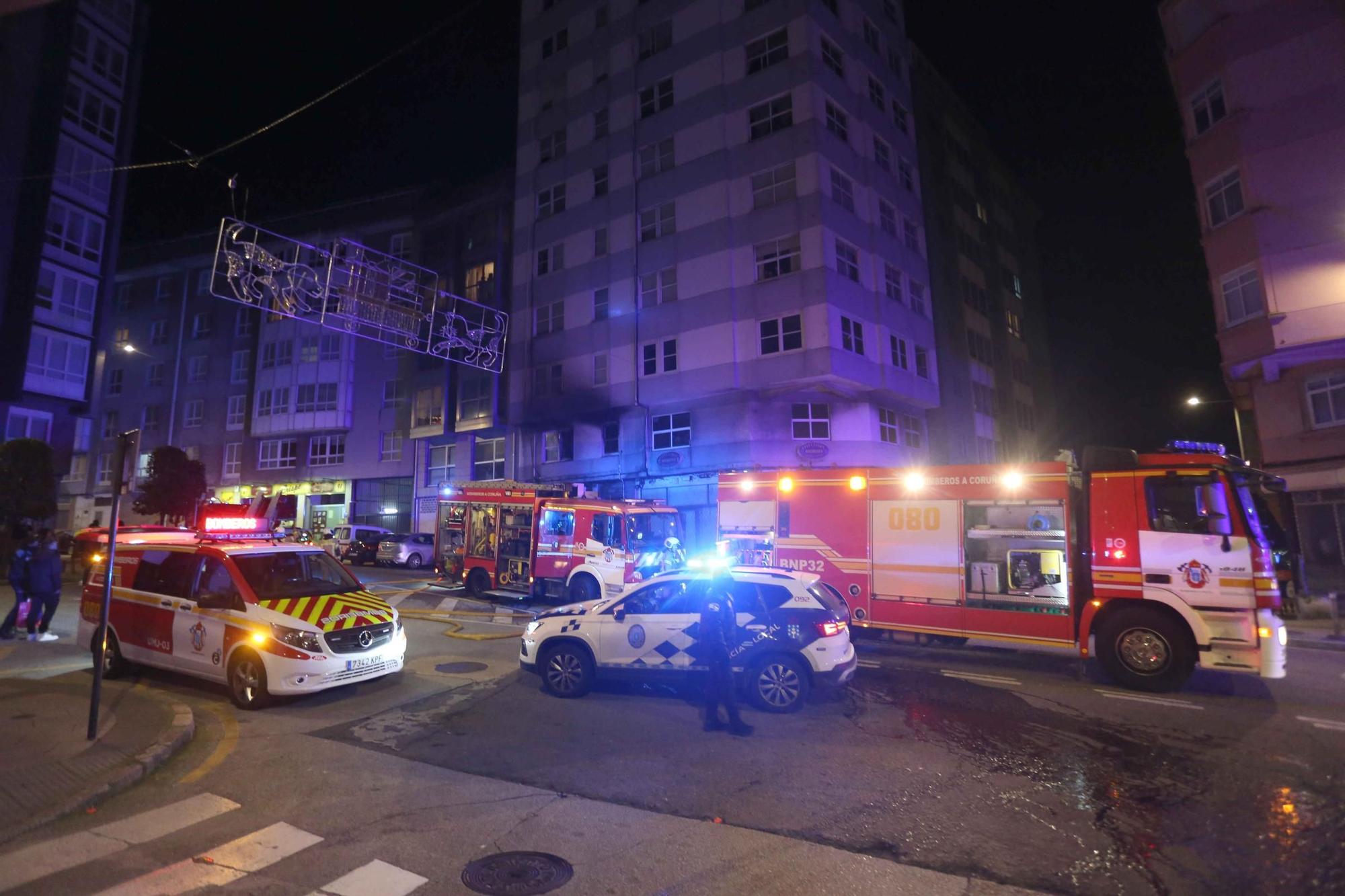 Un incendio sin heridos destruye una vivienda en A Coruña, en la calle Vales Villamarín