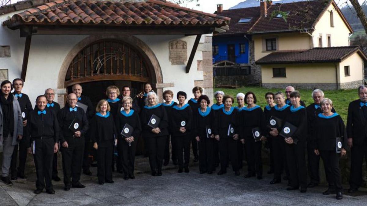 El coro “Amigos de la Ribera”, en la capilla San Juan de Mata. | LNE