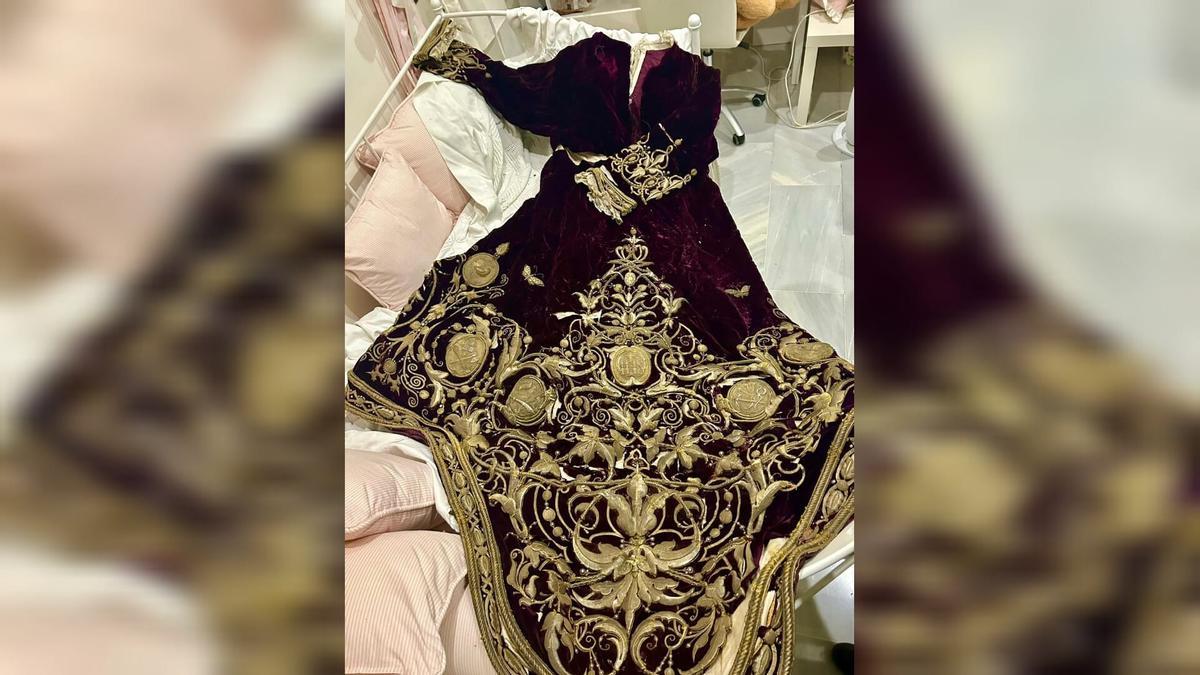 Imagen de la túnica del Nazareno de Puente Genil recuperada en un palacio de la localidad.