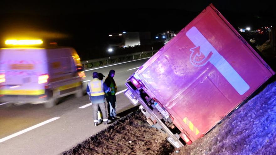 Un tráiler vuelca sobre un talud de la autovía en Petrer