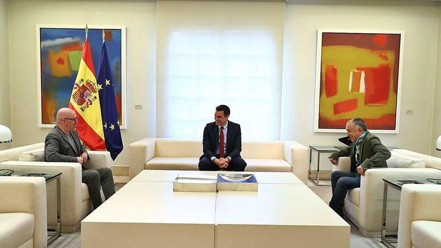 Pedro Sánchez, con Unai Sordo (CCOO) y Pepe Álvarez (UGT) ayer en la Moncloa.