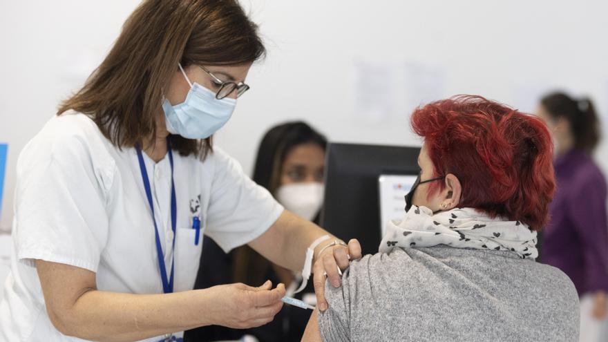 Una dona rep una vacuna contra la covid