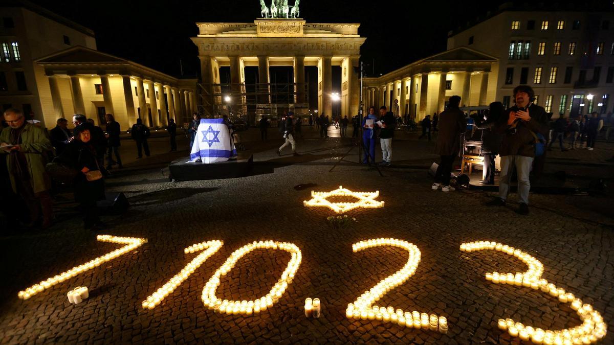 Acto en recuerdo de las víctimas del ataque de Hamás en Israel del pasado 7 de octubre frente a la Puerta de Brandenburgo, en Berlín, este martes.