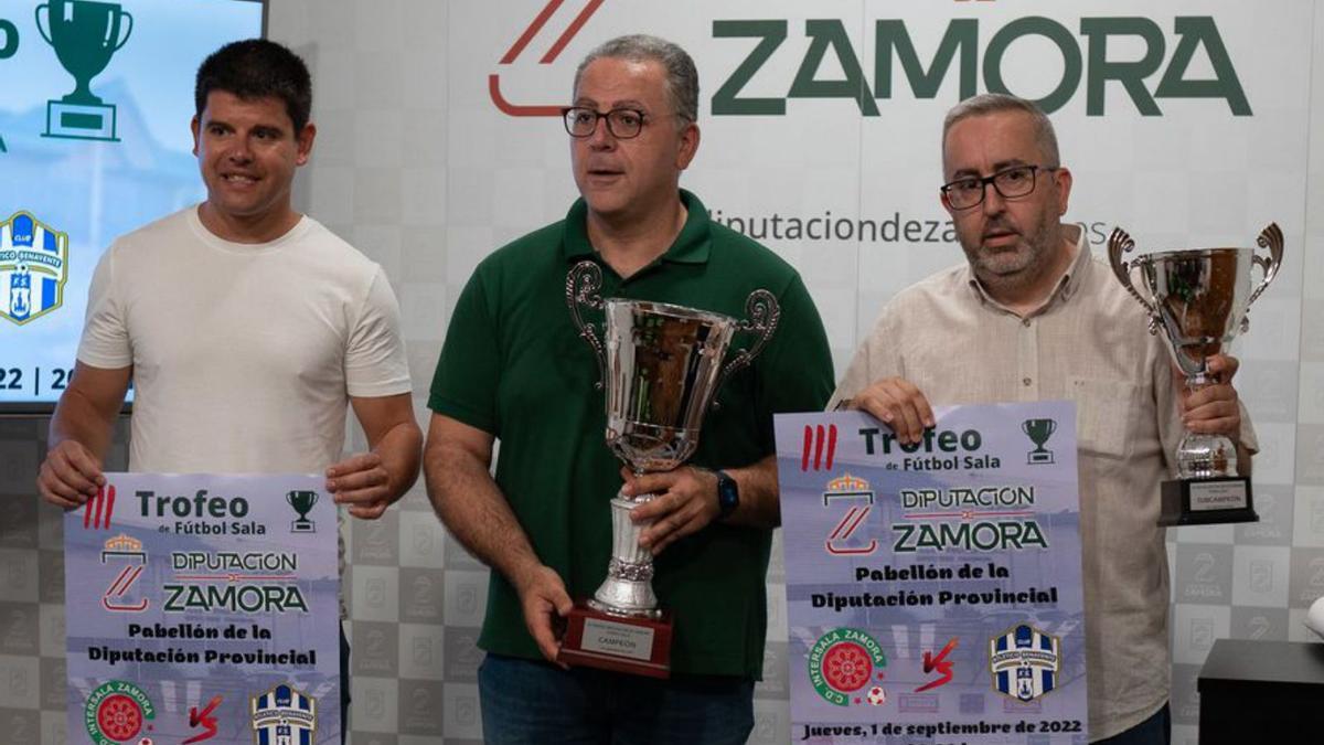 Los presidentes de ambos clubes presentan el trofeo en la Diputación. | J. L. F.