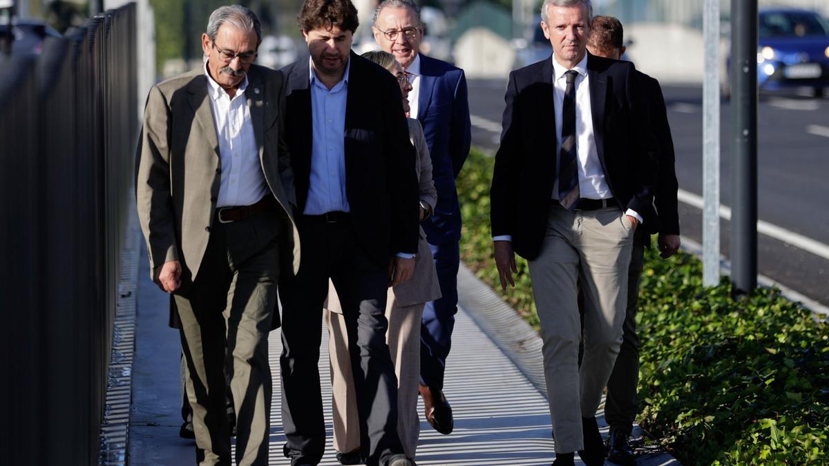 Alfonso Rueda, hoy, durante su visita a Arteixo por la puesta en servicio de las mejoras en la avenida de la Diputación.