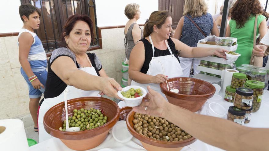 Reparto de aceitunas en plena feria.