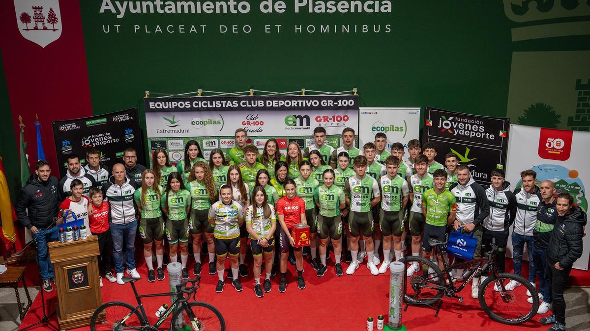 Foto de familia realizada durante la presentación en Plasencia de la temporada 2025.