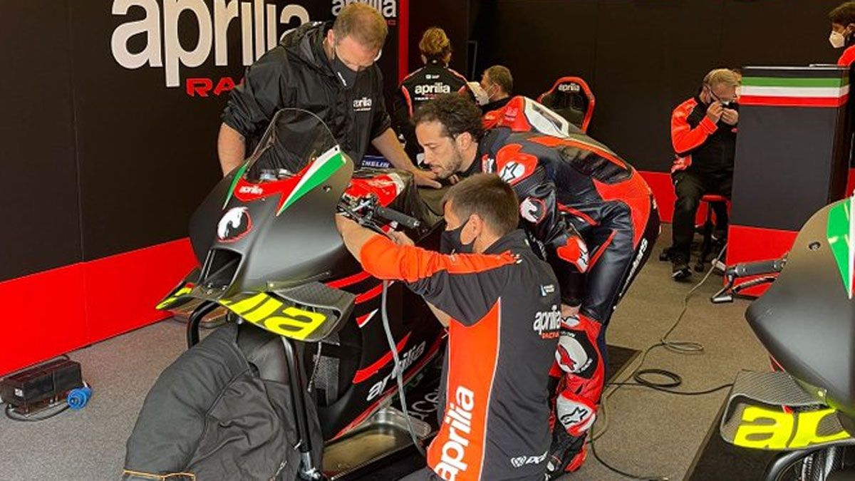 Dovizioso, con el equipo de Aprilia en Mugello