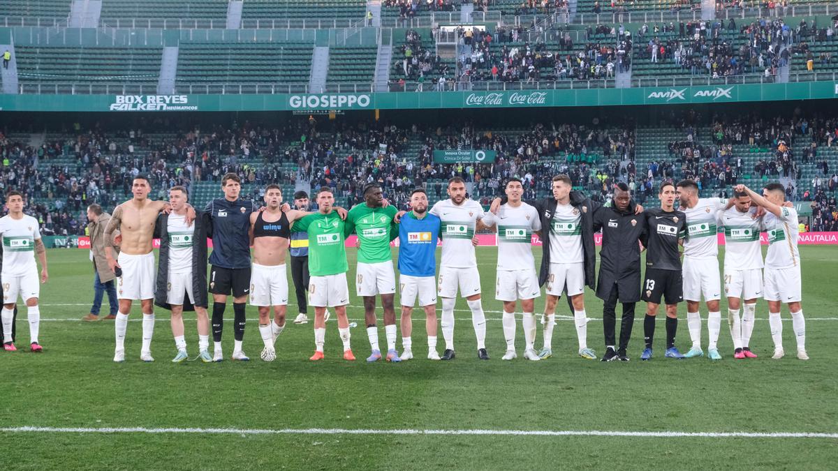 Los futbolistas del Elche hacen piña para agradecer el apoyo a su afición tras ganar al Villarreal.