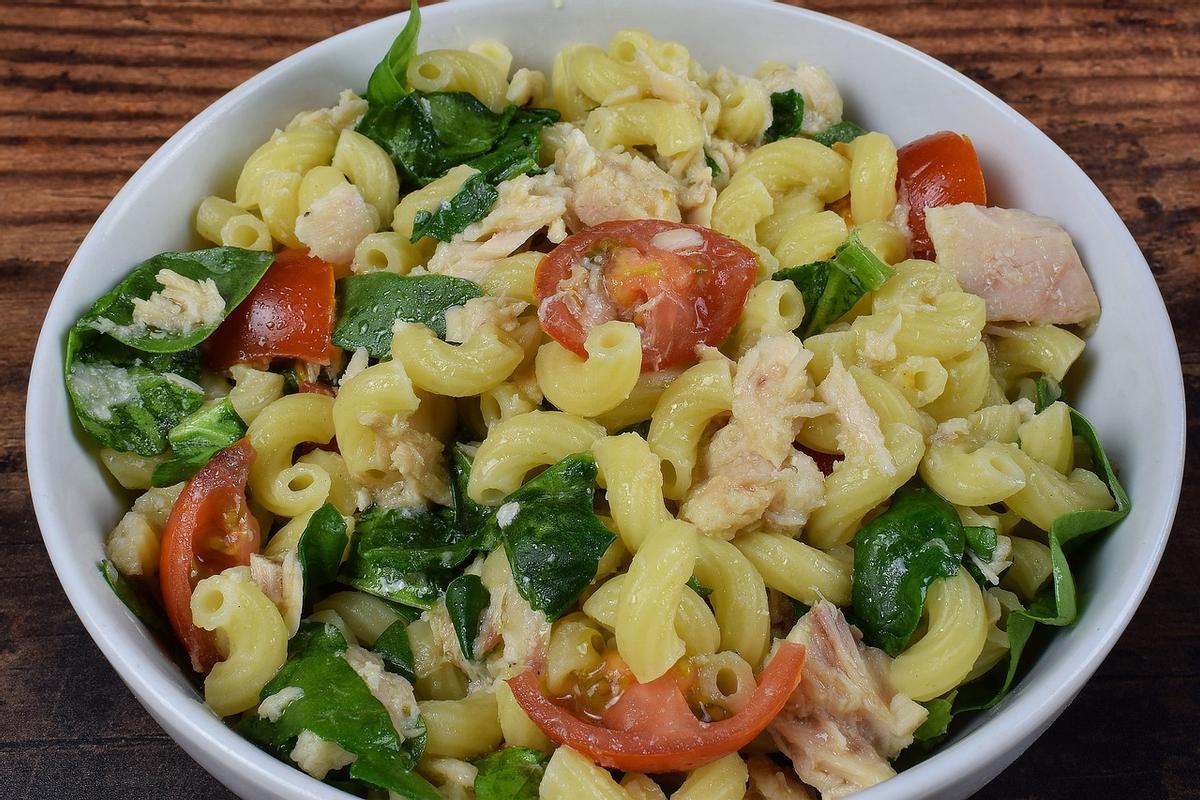 El atún en conserva es un ingrediente común en los platos de pasta.