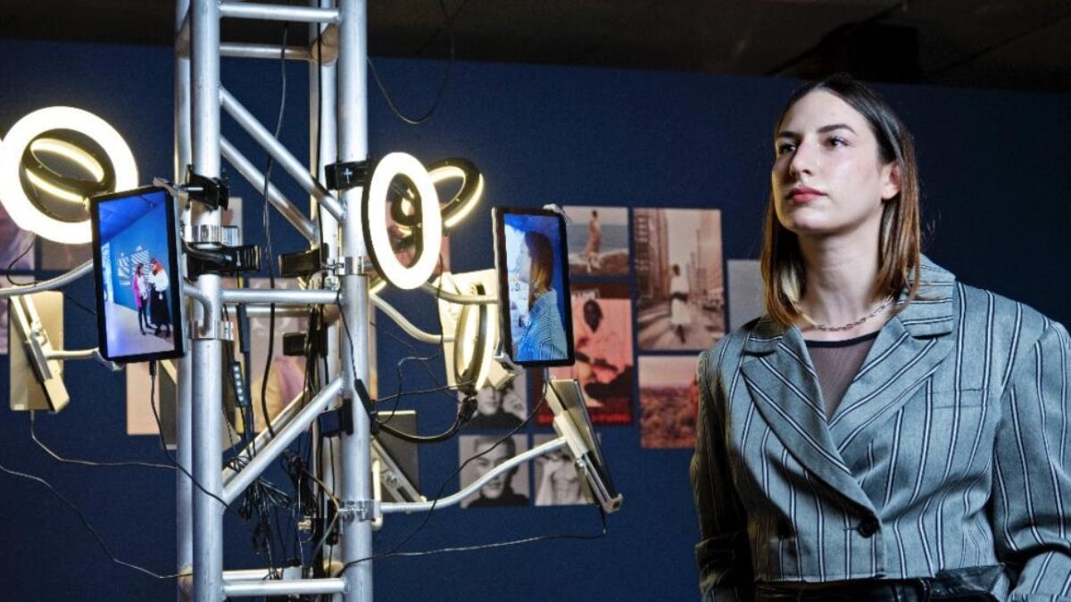 Plano de 'Augmented reflections' y de Johanna Jaskowska, pieza de la muestra ‘Mundo expandido. Entre lo físico y lo virtual’, que llega a Santiago el 4 de febrero.