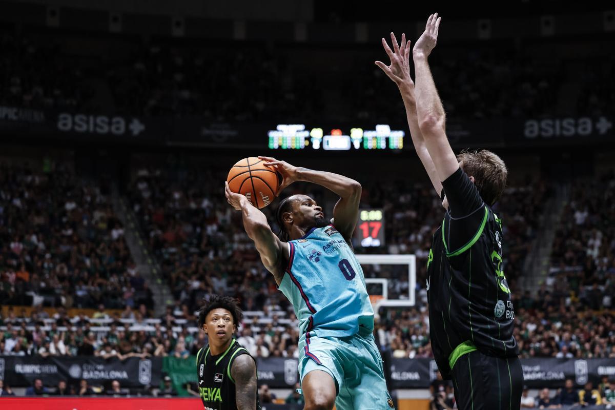 Kevin Punter busca a quien pasar el balón al ver taponado el camino hacia el aro del Joventut.