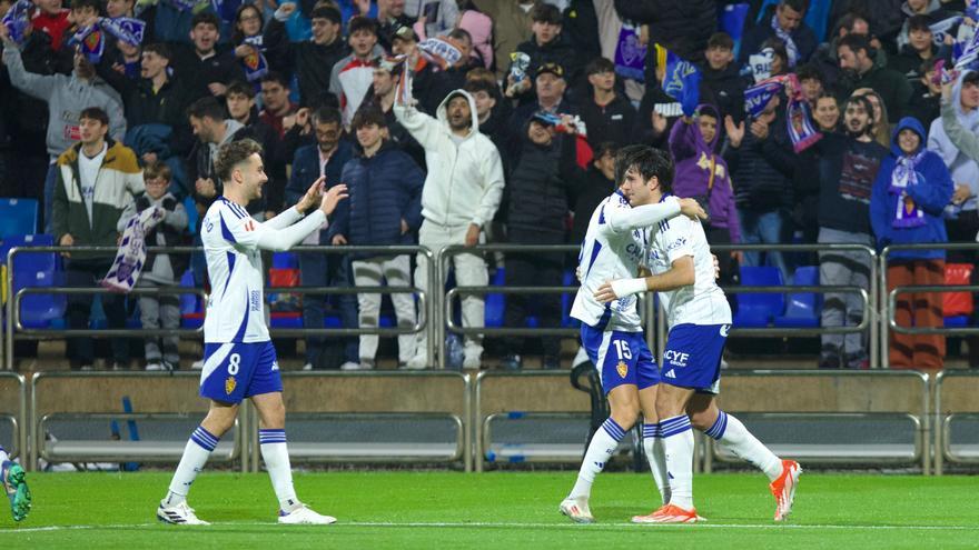 Azón celebra su quinto gol de la temporada con el Real Zaragoza