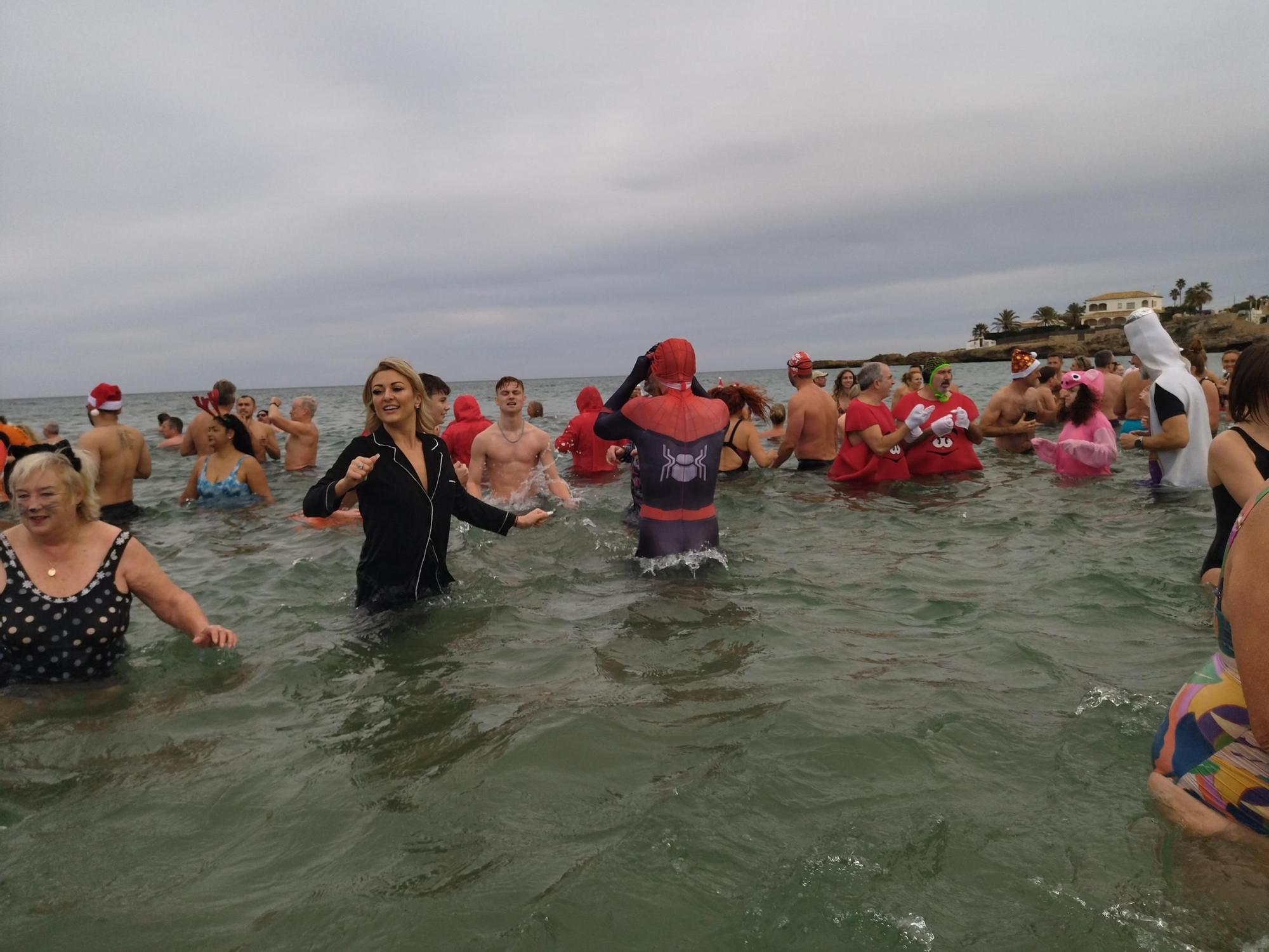 Una multitud se zambulle por la solidaridad en Xàbia