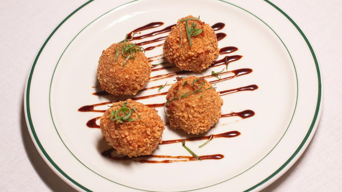 Pato laqueado en formato croqueta: el guiño asiático de Indochina Brasa.