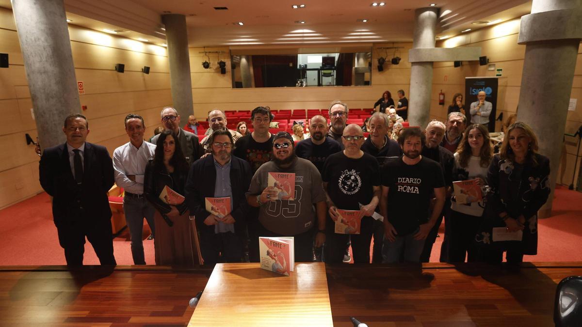 Los escritores presentes en la presentación posan con el libro.