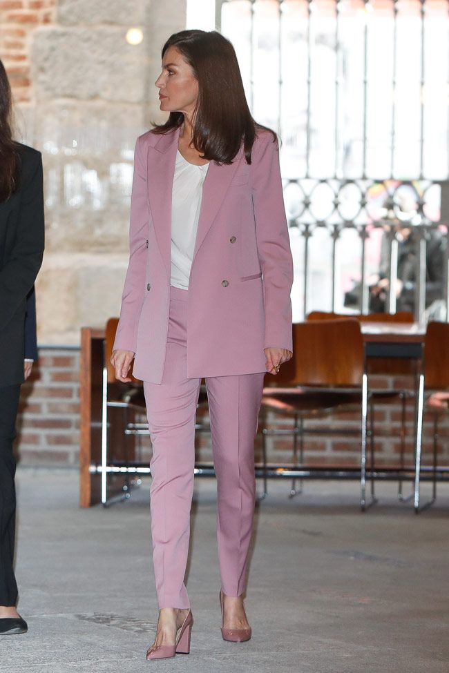 El look 'working' de la reina Letizia con traje rosa de Hugo Boss y blusa de Carolina Herrera