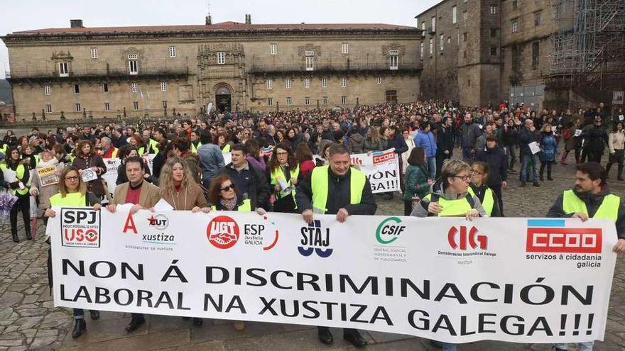 La cabecera de la manifestación, en la plaza do Obradoiro.