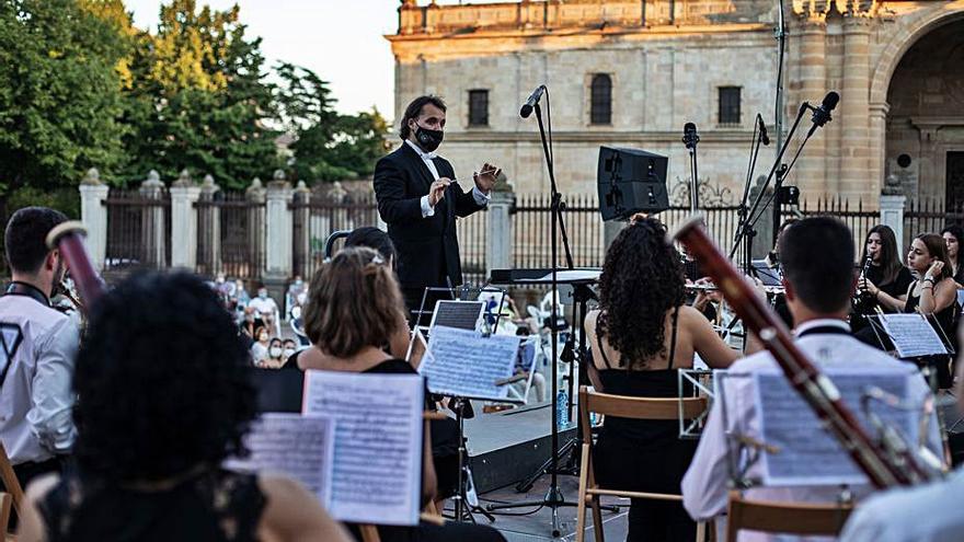 La banda de Zamora durante la actuación, ayer, en la Plaza de la Catedral.