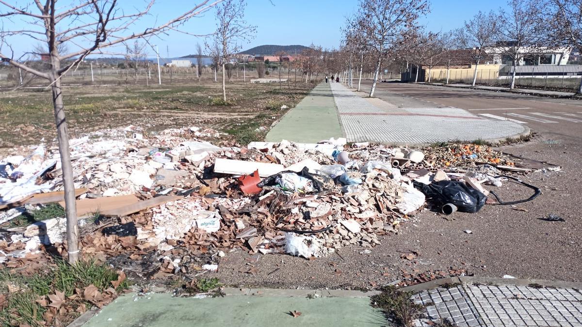 Una de las escombreras ilegales de la zona de El Torillo.