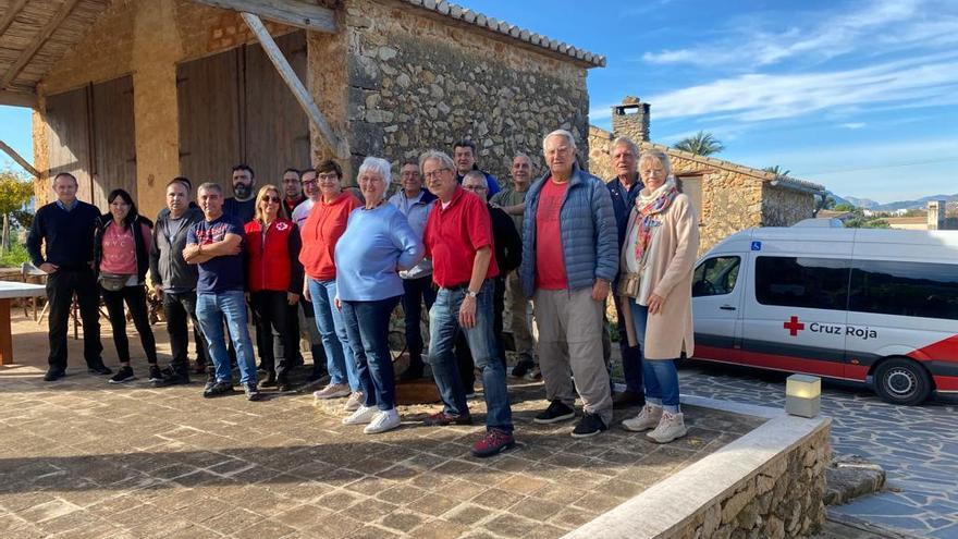 Los voluntarios que participaron en la recogida solidaria de mandarinas