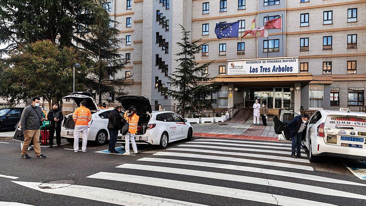 Entrada a la residencia de Los Tres Árboles, uno de los centros dependientes de la Junta. | Nico Rodríguez