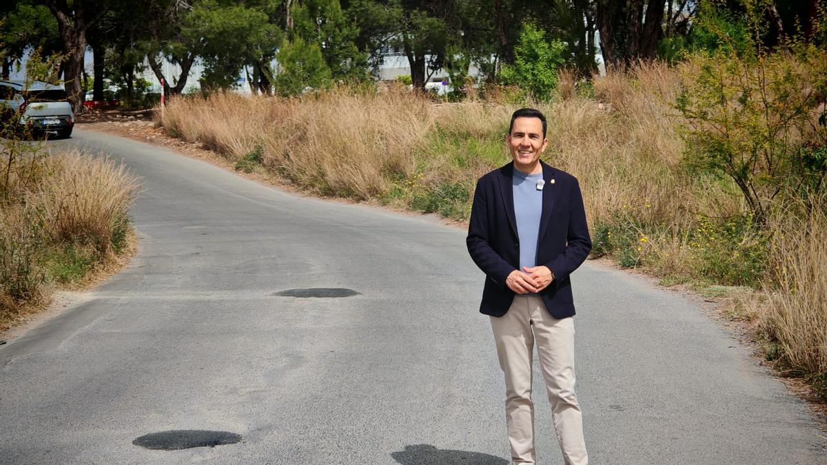 El alcalde muestra el tapado de los agujeros en el Badén.