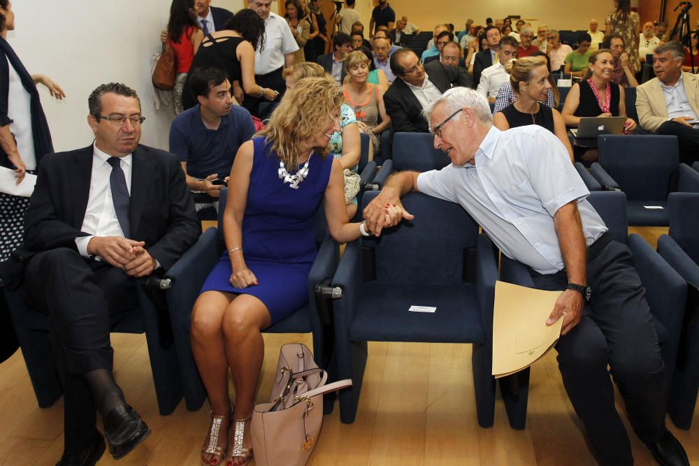 Amparo Marco conversa con Joan Ribó antes de comenzar el acto.