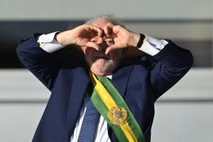 Lula da Silva recibe la banda presidencial en el Palacio de Planalto.