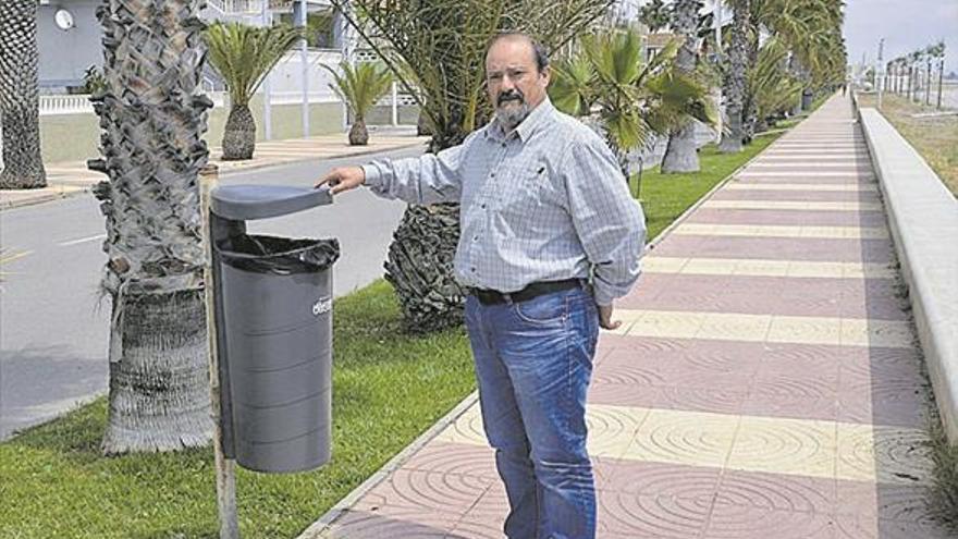 Instalan 150 nuevas papeleras en la avenida Mare Nostrum del litoral