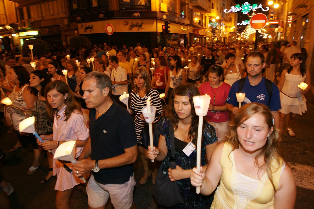 Recorrer las calles con una vela encendida en la noche que va del 14 al 15 de agosto se llama hacer la &quot;Roà&quot;