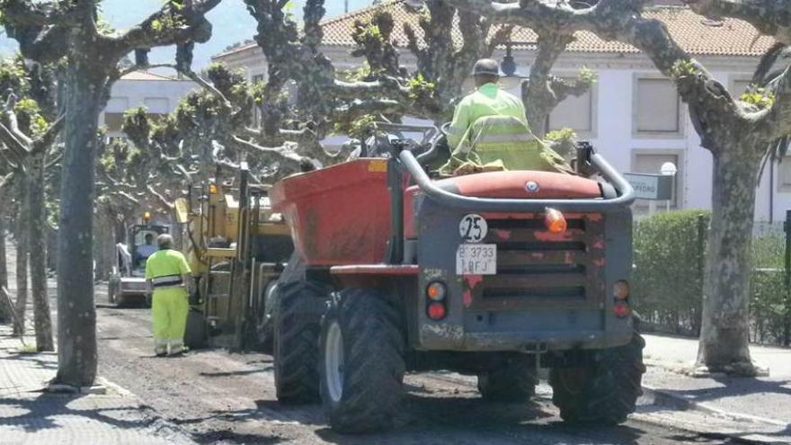 Operarios trabajando en la calle José Saiz Muñiz, ayer.