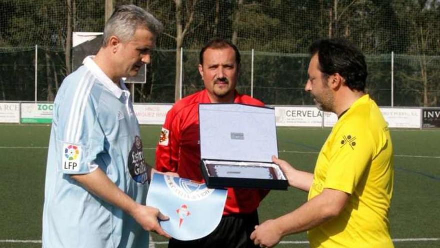 Los capitanes Ratkovic y Bibi intercambian regalos. Bernabé/Víctor Espiño