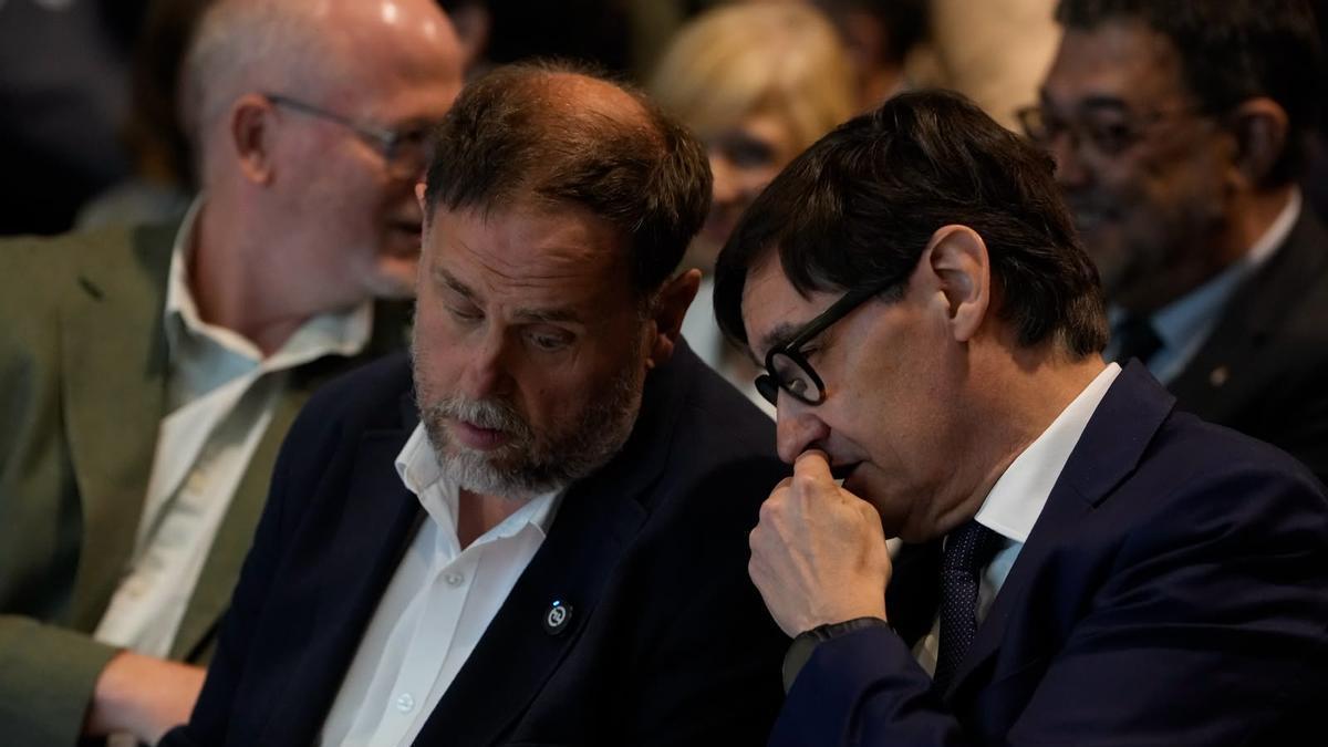 El president Salvador Illa habla con Oriol Junqueras minutos antes de la presentación del acuerdo de la línea orbital ferroviaria.