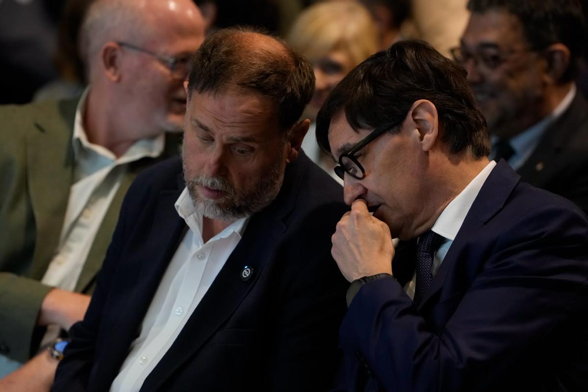 El president Illa habla con Oriol Junqueras minutos antes de la presentación del acuerdo de la línea orbital ferroviaria