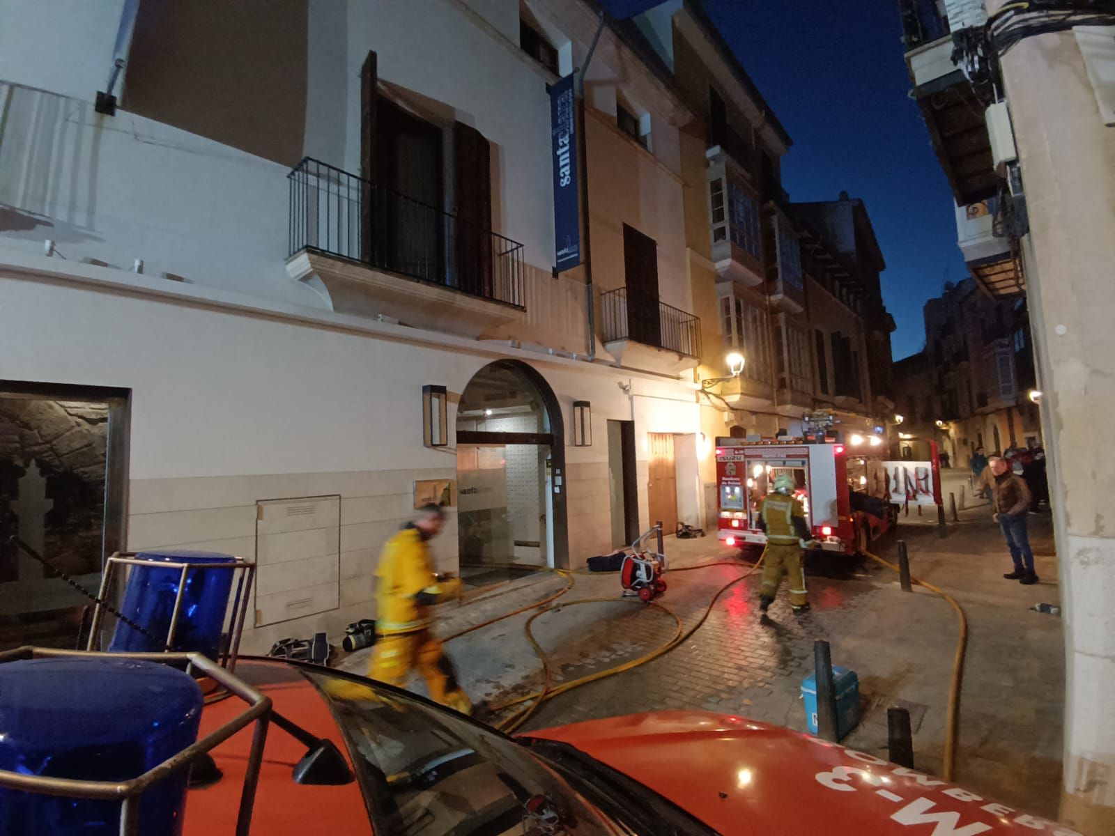 Desalojan un hotel del casco antiguo de Palma por un incendio en el spa