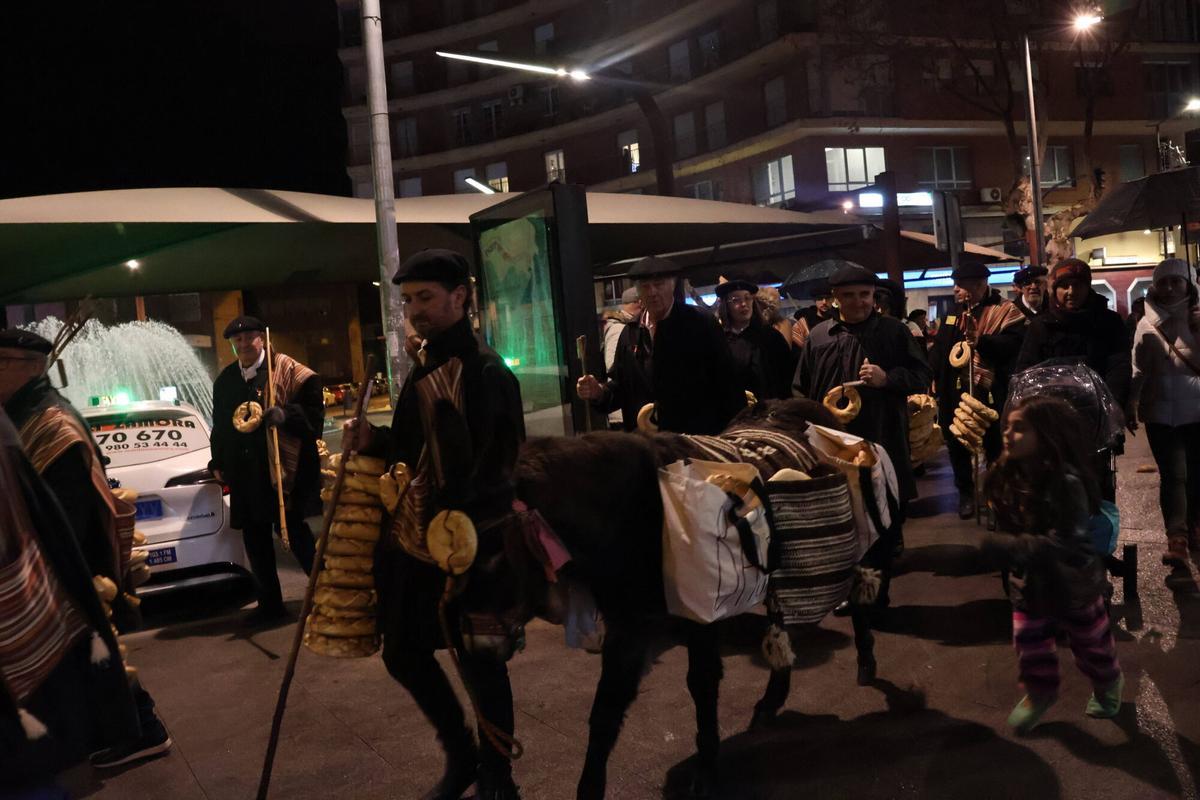 GALERÍA | Burros y roscas: la Cofradía del Cencerro sale por las calles de Zamora