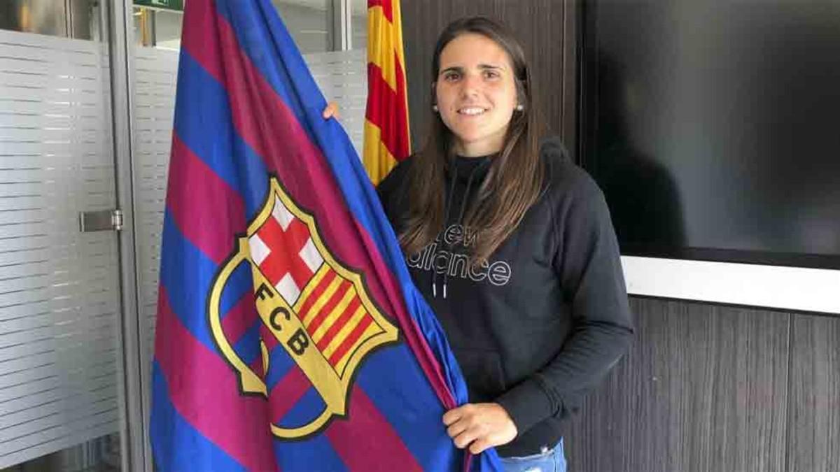 Andrea Pereira, nueva jugadora del Barça Femenino, posando con el escudo
