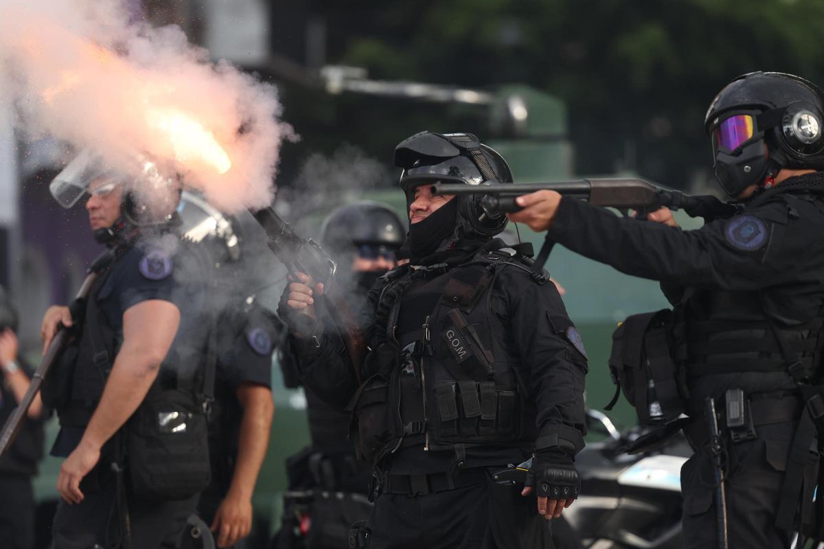 Violenta represión de Milei en una protesta de jubilados en Argentina