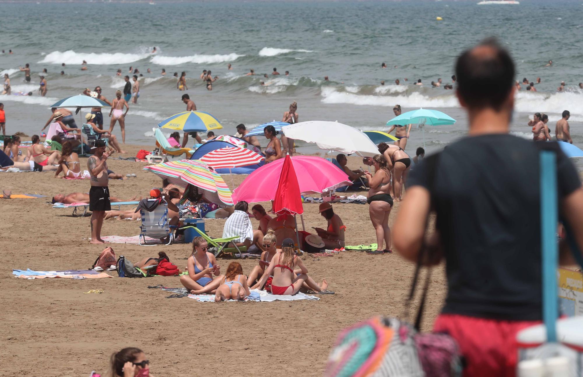 La playa y las terrazas, de nuevo, llenas