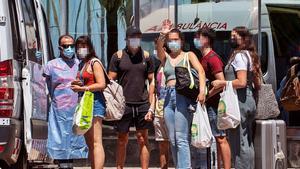 Un grupo de jóvenes, este domingo, a su llegada al Hotel Palma Bellver, donde quedaron confinados.