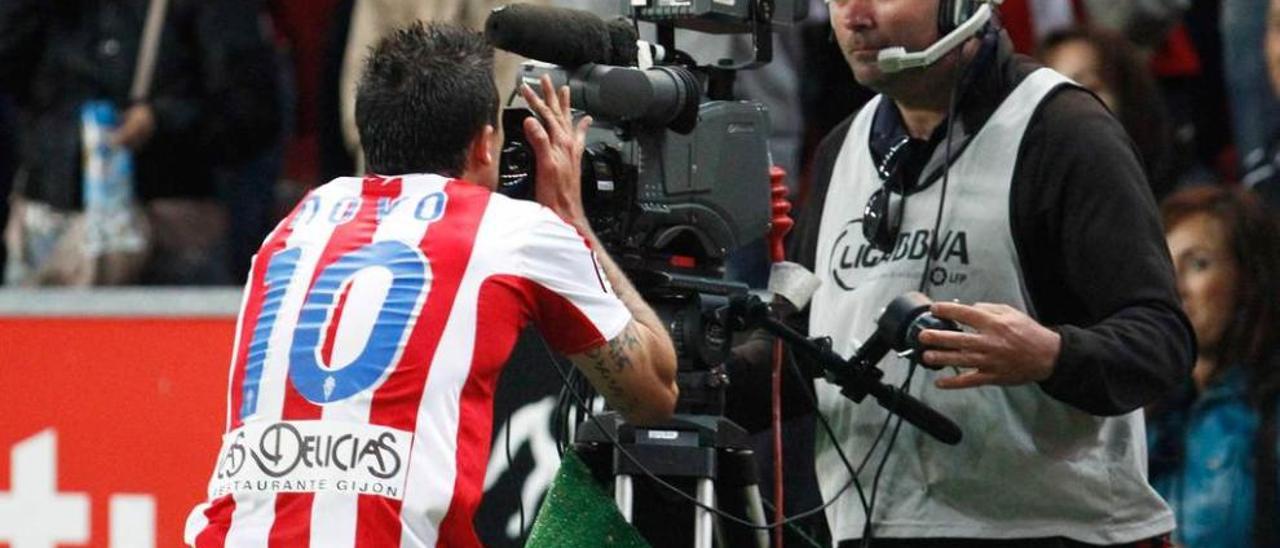Nacho Novo besa una cámara para celebrar un gol del Sporting en El Molinón.