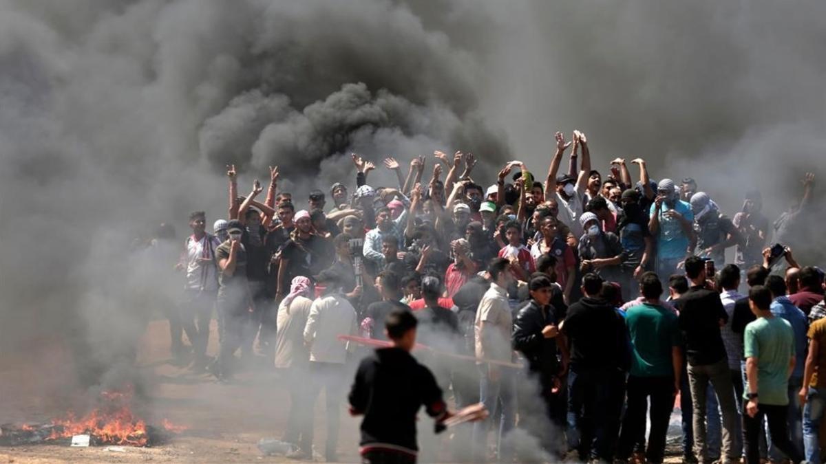 Manifestantes palestinos queman neumáticos en la frontera entre Gaza e Israel en las protestas contra la inauguración de la embajada estadounidense en Jerusalén el 14 de mayo.