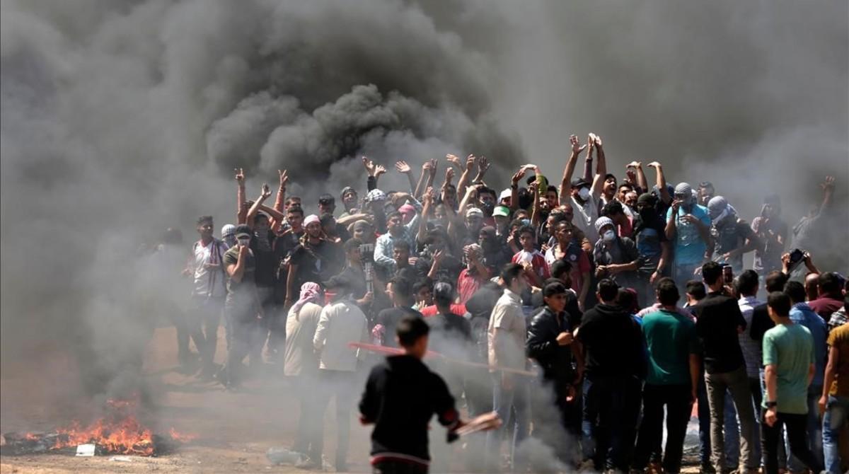 vvargas43323913 palestinian demonstrators burn tyres near the gaza israel bo180514102603