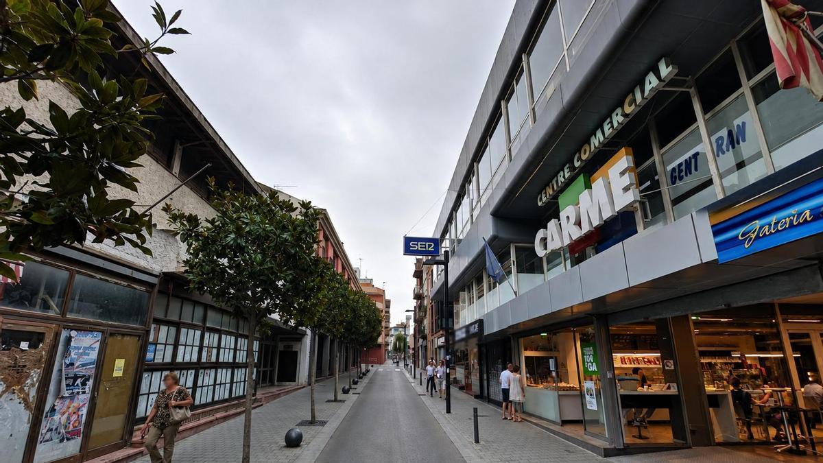 Les galeries Carme amb el cartell de la SER, el local que ha adquirit l'Ajuntament.