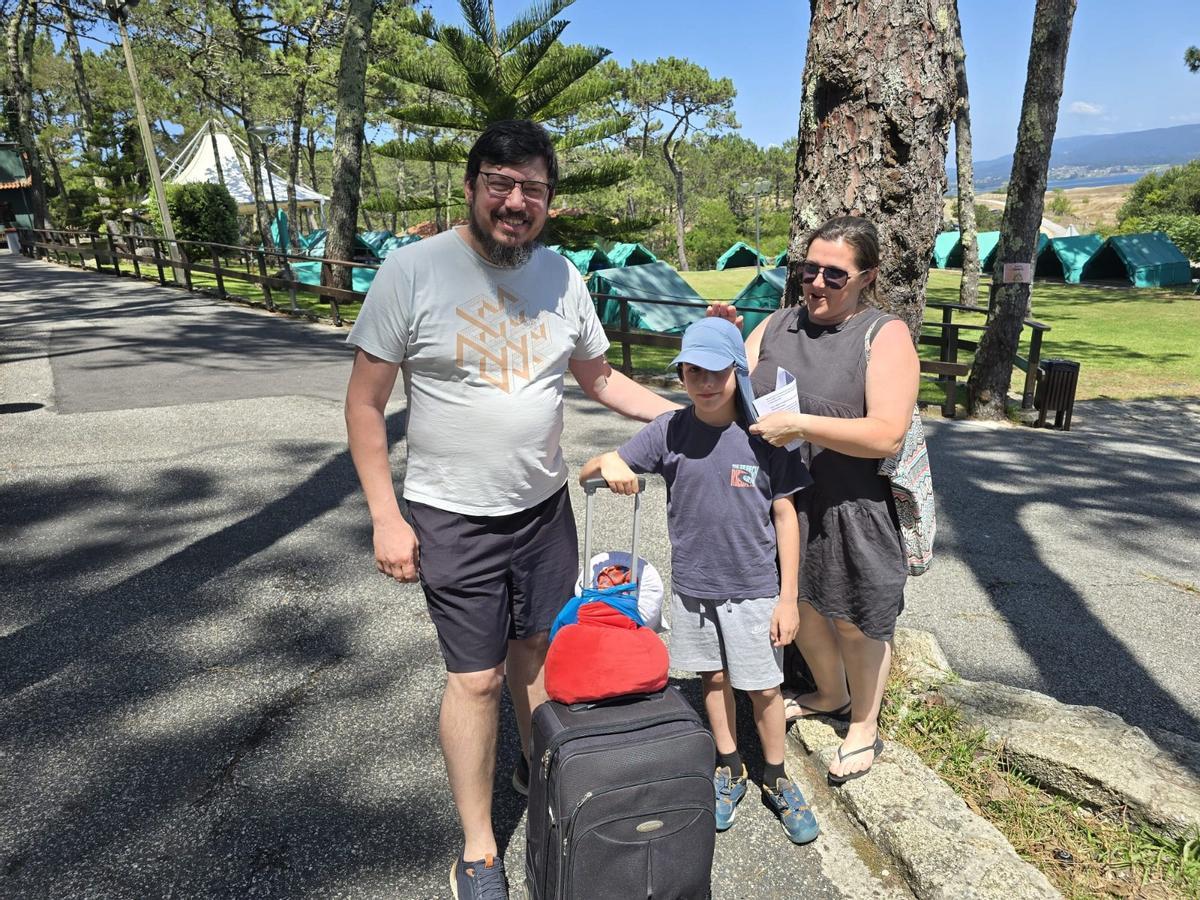Hugo (Vigo) y sus padres, Tamara y Emilio, fueron los primeros en acceder al recinto.