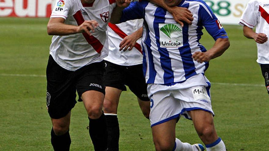 Defensa. El sevillista Lolo puja un balón con Baha.