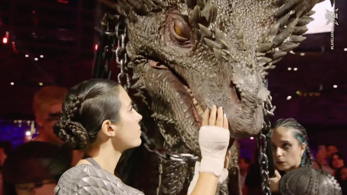 Roro ha entrado en La Velada del Año 6 como la madre del dragón