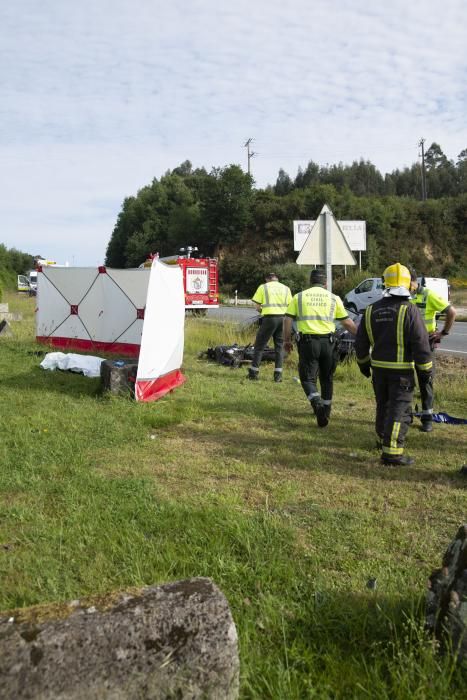 Un motorista fallece en un accidente en Guísamo