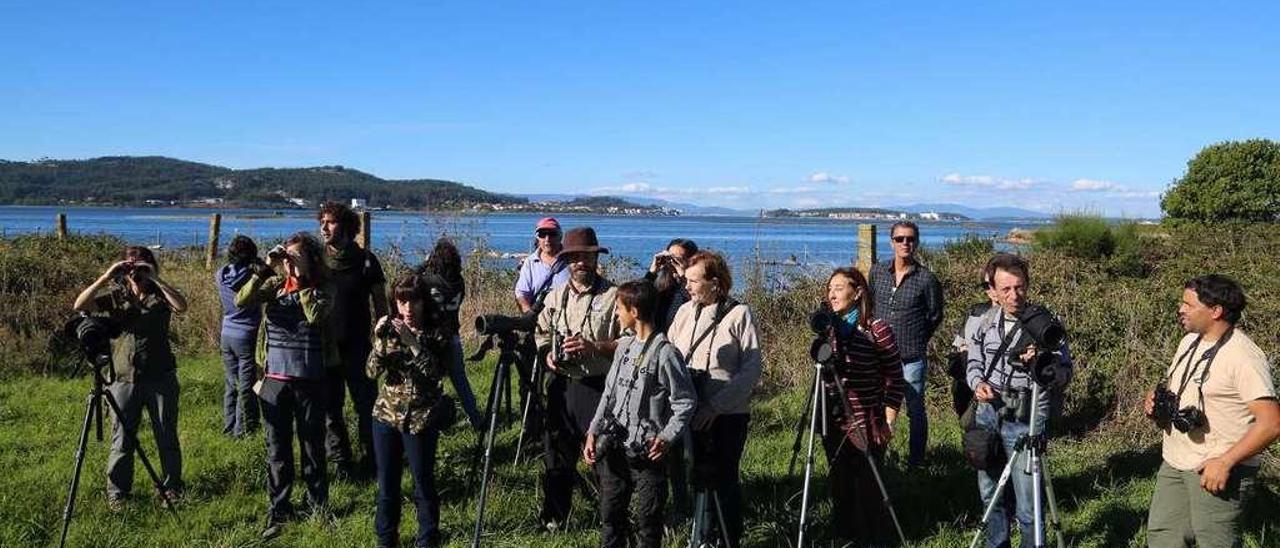 Participantes en una observación de aves promovidas por SEO/BirdLife en el Complejo. // Muñiz